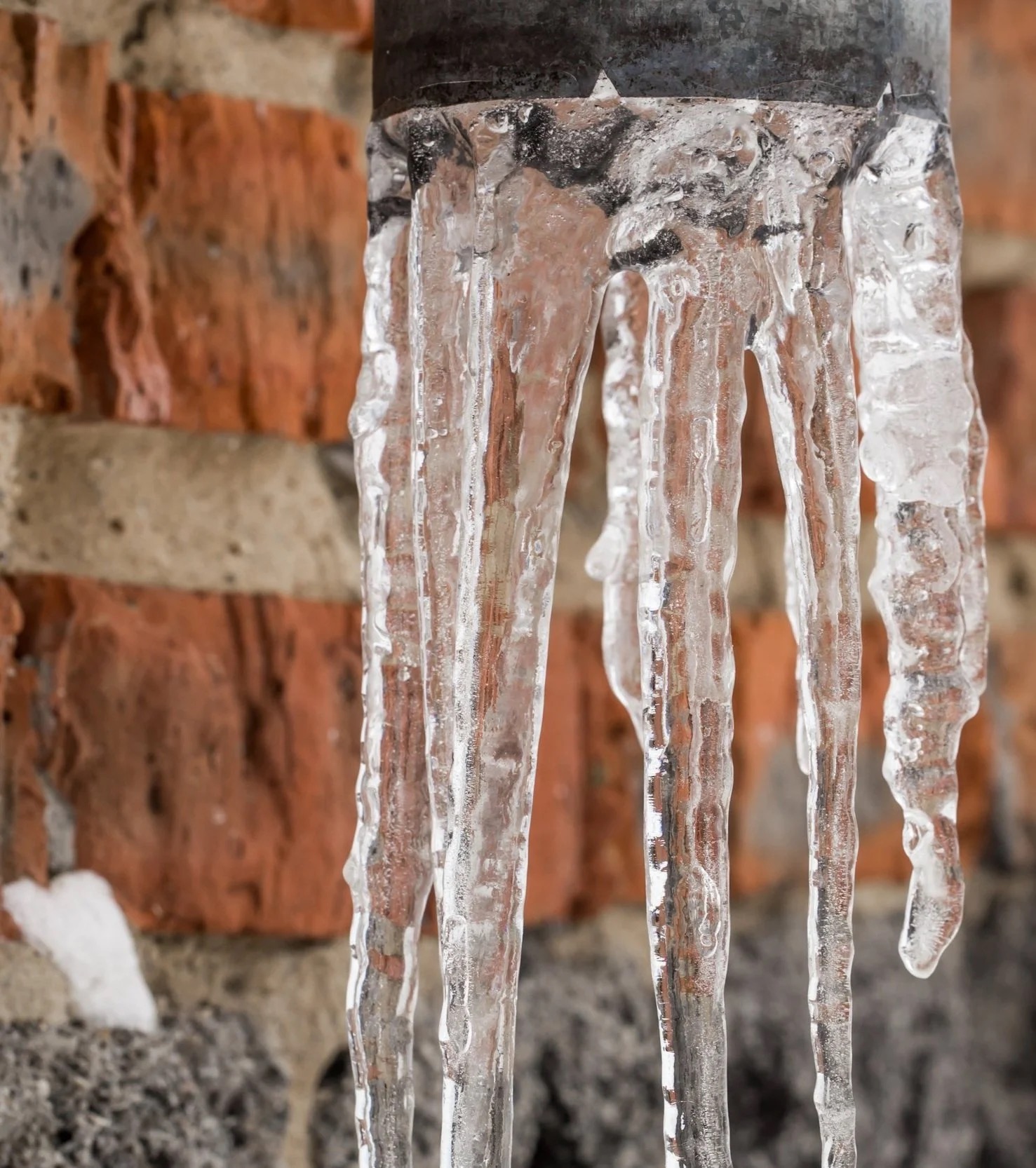 10 Ways A House Covered In Snow & Ice Can Be Damaged